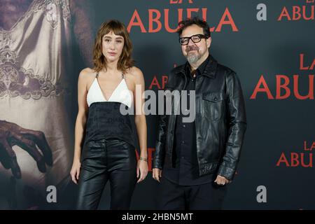 Madrid, Spanien. 20th Dez 2021. Die Schauspielerin Almudena Amor und der Regisseur Paco Plaza posieren während einer Fotoanstellung von „der Großmutter“ (la abuela) im Sony-Raum in Madrid. (Foto: Atilano Garcia/SOPA Images/Sipa USA) Quelle: SIPA USA/Alamy Live News Stockfoto