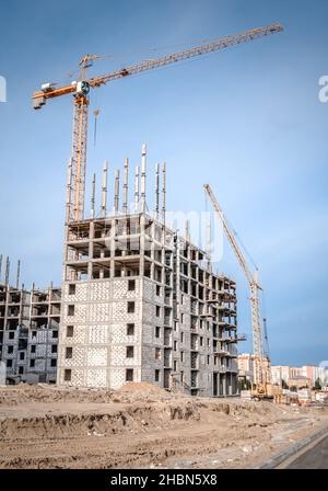 Bau von Hochhäusern und Hubkran Stockfoto