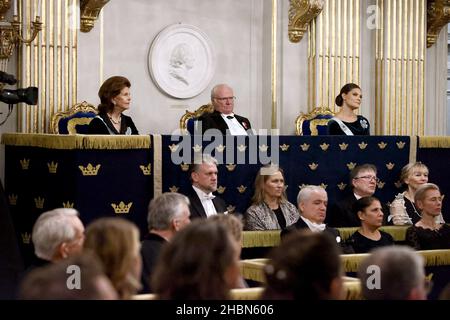 Stockholm, Schweden. 20th Dez 2021. König Carl Gustaf, Königin Silvia und Kronprinzessin Victoria nehmen an der festlichen Versammlung der Schwedischen Akademie Teil. Stockholm, Schweden, am 20. Dezember 2021. Foto von Patrik Osterberg/ Stella Pictures/ABACAPRESS.COM Quelle: Abaca Press/Alamy Live News Stockfoto