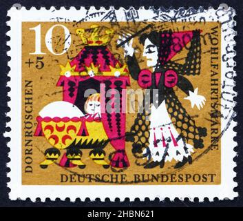 DEUTSCHLAND - UM 1964: Eine in Deutschland gedruckte Marke zeigt Prinzessin und böse Fee, Szene aus Dornröschen, um 1964 Stockfoto