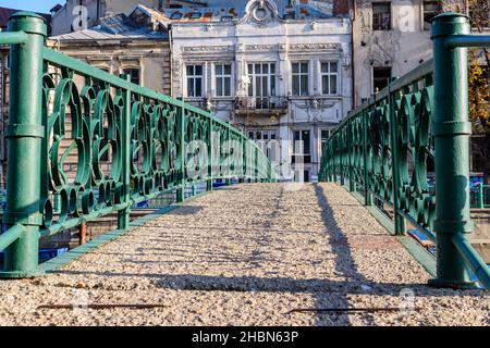 Alte grüne metallisch verrostete Brücke über den Dambovita Fluss in Bukarest, Rumänien, an einem sonnigen Herbsttag Stockfoto
