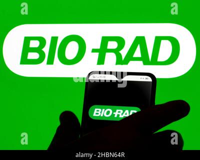 In dieser Abbildung sehen Sie das Logo von Bio-Rad Laboratories, Inc., das auf einem Smartphone und im Hintergrund zu sehen ist. Stockfoto