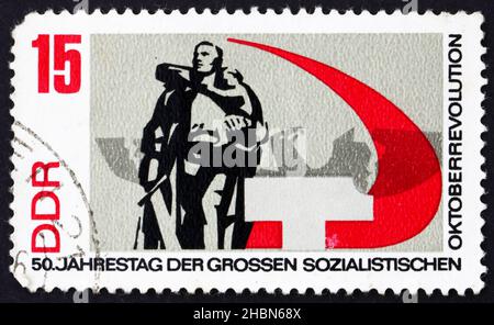 DDR - UM 1967: Eine in der DDR gedruckte Briefmarke zeigt das russische Kriegsdenkmal Berlin-Treptow, 50th. Jahrestag der russischen Oktoberrevolution, um 1967 Stockfoto