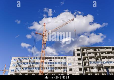 Neue Hochhäuser und großer Kran Stockfoto