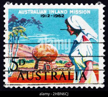 AUSTRALIEN - UM 1962: Eine in Australien gedruckte Briefmarke zeigt das Grab von Krankenschwester und Pfarrer Flynn, 50th. Jahrestag der Gründung der Inlandsmission durch Rev Stockfoto