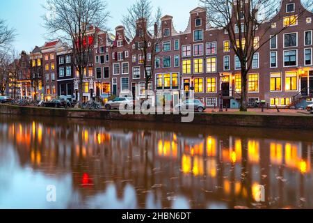 Abend Amsterdam Kanal Leidsegracht mit typisch holländischen Häusern bei Gold Hour, Holland, Niederlande. Stockfoto