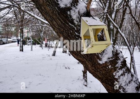 Woronesch, Russland. 20th Dez 2021. Vogelfutterhäuschen auf einem Baum im Voronezh Park nach der Ankunft eines echten verschneiten Winters gesehen.Wochenenden am 18. Und 19. Dezember in Voronezh entpuppte sich als verschneit. Kredit: SOPA Images Limited/Alamy Live Nachrichten Stockfoto