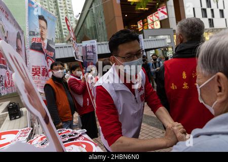 Der pro-chinesische Kandidat Stanley Ng Chau-pei schüttelt während seiner Kundgebung in Siu Sai Wan die Hand eines Unterstützers.die Parlamentswahlen 2021 fanden am 19. Dezember statt, da 30,2 Prozent der Wahlbeteiligung bei den Wahlen lag, der niedrigste seit 1997, als pro-chinesische oder pro-Establishment-Kandidaten einen weitreichenden Sieg errangen. Dies ist die erste große Wahl für den legislativrat seit der Reform des Wahlsystems, dem harten Durchgreifen gegen prodemokratische Parteien und der Einführung des nationalen Sicherheitsgesetzes von Hongkong, wobei der Ausschuss für die Überprüfung der Kandidatenberechtigung eingeführt wurde, um nur p zu gewährleisten Stockfoto