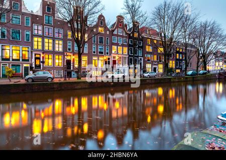 Abend Amsterdam Kanal Leidsegracht mit typisch holländischen Häusern bei Gold Hour, Holland, Niederlande. Stockfoto