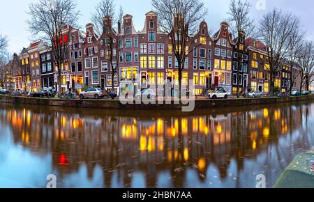 Panorama des Abends Amsterdam Kanal Leidsegracht mit typisch holländischen Häusern an der Goldstunde, Holland, Niederlande. Stockfoto
