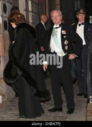 Stockholm, Schweden. 20th Dez, 2021: Stockholm, Schweden. 20th Dez 2021. Königin Silvia und König Carl Gustaf kommen zur jährlichen Grand Ceremony der Schwedischen Akademie´s dem Alten Börsengebäude in Stockholm Schweden 20. Dezember 2021. Foto Fredrik Sandberg/TT Code 10080 Kredit: TT Nachrichtenagentur/Alamy Live News Stockfoto