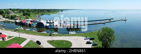 Ein Luftpanorama von Bootshäusern und Pier in Port Rowan, Ontario, Kanada Stockfoto