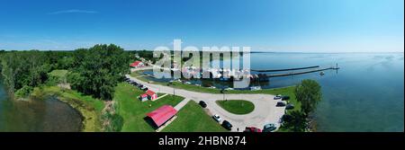 Eine Luftpanoramaszene mit Bootshäusern und Pier in Port Rowan, Ontario, Kanada Stockfoto