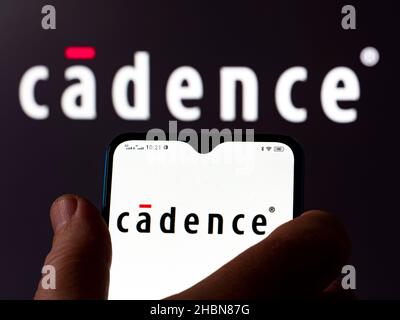 Ukraine. 20th Dez 2021. In dieser Abbildung wird das Logo von Cadence Design Systems, Inc. Auf einem Smartphone und im Hintergrund angezeigt. (Bild: © Igor Golovniov/SOPA Images via ZUMA Press Wire) Stockfoto