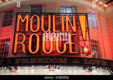 Ein Blick auf das Piccadilly Theatre im Zentrum von London, das gezwungen wurde, die Aufführungen des Moulin Rouge abzusagen! Das Musical, von Montag bis Donnerstag 23rd, nachdem Mitglieder des Unternehmens positiv auf Coronavirus getestet haben. Bilddatum: Montag, 20. Dezember 2021. Stockfoto