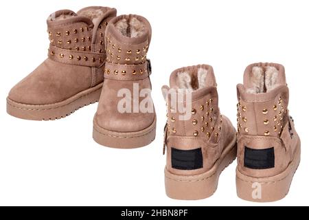 Kinder Winterstiefel. Nahaufnahme von zwei Paar elegante braune Wildleder Winterstiefel mit Fell gefüttert. Mädchen Winterschuh Mode neuesten Trends zu isolieren Stockfoto