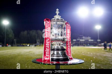 Datei-Foto vom 05-11-2021 der Emirates FA Cup Trophy. Der Fußballverband hat bestätigt, dass Replays in der dritten und vierten Runde des FA Cup in dieser Saison verschrottet werden, um mögliche Staus zu lindern. Ausgabedatum: Montag, 20. Dezember 2021. Stockfoto