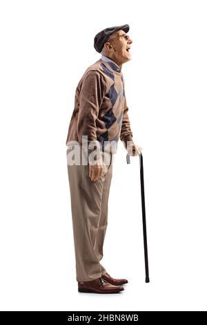 Ganzkörperaufnahme eines älteren Mannes, der mit einem offenen Mund auf weißem Hintergrund isoliert steht Stockfoto