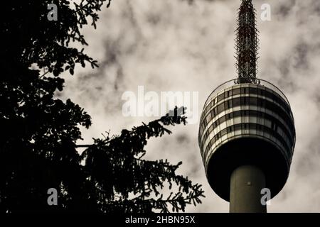 STUTTGART, DEUTSCHLAND - SEPTEMBER 29,2019: Der Fernsehturm Dieses alte Gebäude befindet sich in der Jahnstraße, außerhalb der Stadt Stockfoto