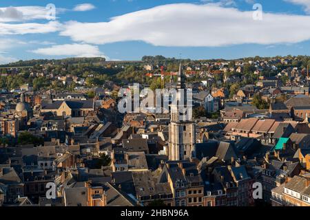 Panoramablick auf die Stadt Namur mit église Saint-Jean-Baptiste de Namur von der Zitadelle, Belgien Stockfoto