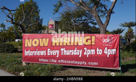 Das riesige Banner „Now Hiring“ vor einem Jack in the Box Store zeigt, dass es in der Restaurantbranche zu Arbeitskräftemangel kommt Stockfoto