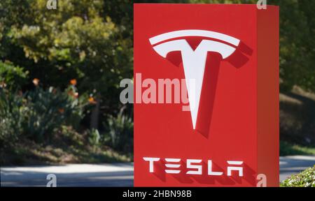 Carlsbad, CA USA - 12. Dezember 2021: Nahaufnahme des Tesla-Logos auf einem Schild bei einem Händler Stockfoto