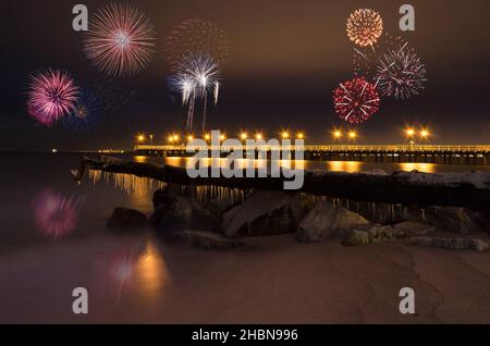 Frohes Neues Jahr Feuerwerk über der Ostsee am Strand in Gdynia. Polen, Europa Stockfoto