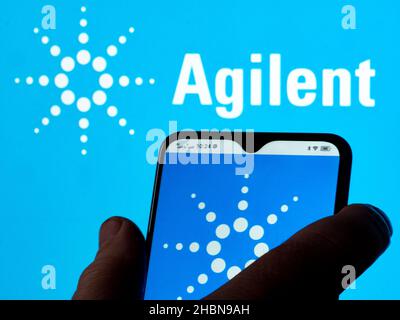 Ukraine. 20th Dez 2021. In dieser Abbildung sehen Sie das Logo von Agilent Technologies, Inc., das auf einem Smartphone und im Hintergrund zu sehen ist. (Foto von Igor Golovniov/SOPA Images/Sipa USA) Quelle: SIPA USA/Alamy Live News Stockfoto