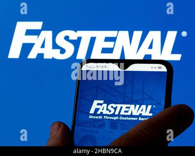 Ukraine. 20th Dez 2021. In dieser Fototafel wird das Logo der Fastenal Company auf einem Smartphone und im Hintergrund angezeigt. (Foto von Igor Golovniov/SOPA Images/Sipa USA) Quelle: SIPA USA/Alamy Live News Stockfoto