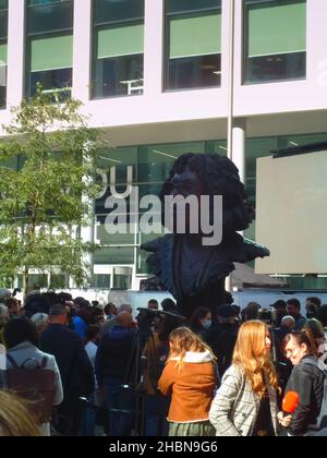 CARDIFF, VEREINIGTES KÖNIGREICH - 29. Sep 2021: Betty Campbell Memorial. Einweihung vor dem Regierungsgebäude Cardiff Stockfoto