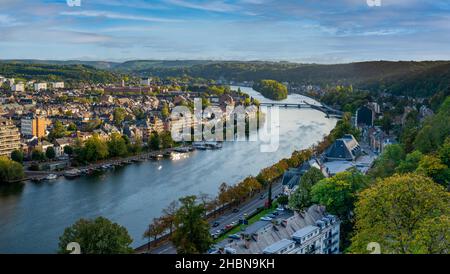 Panoramablick auf die Stadt Namur mit dem Fluss Maas von der Zitadelle. Stockfoto