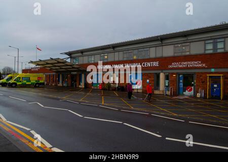 Zwei NHS-Krankenwagen eine ungewöhnlich geringe Anzahl außerhalb des regionalen großen Traumazentrums oder Unfall und Notfall im Jame's Cook University Hospital Midd Stockfoto