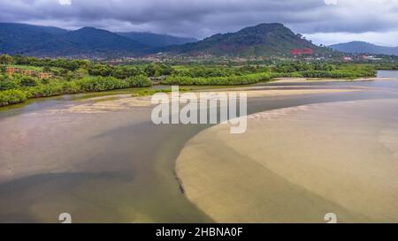 Aufgenommen mit einer Drohne am Strand von River Two, Sierra Leoen Stockfoto