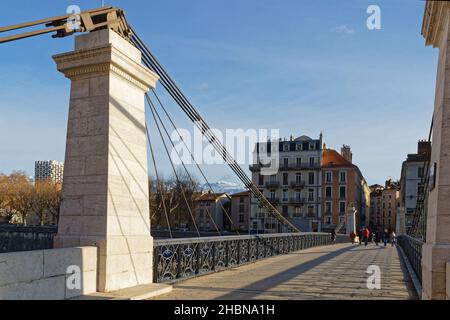 GRENOBLE, FRANKREICH, 3. Dezember 2021 : die Saint-Laurent-Fußgängerbrücke, die jetzt für Fußgänger reserviert ist, war die einzige Brücke in Grenoble bis zur Mitte der t Stockfoto