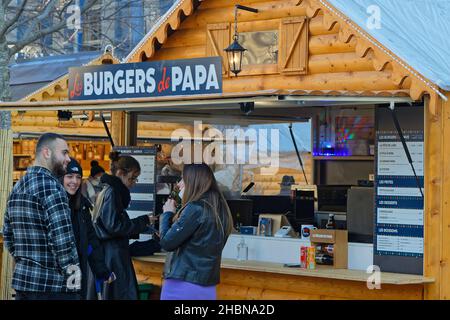 GRENOBLE, FRANKREICH, 3. Dezember 2021 : Weihnachtsmarkt kehrt zurück. Besucher finden die sanfte und magische Atmosphäre von Weihnachten und genießen einen freundlichen Moment. Stockfoto