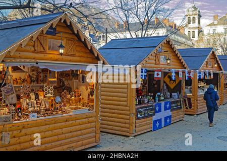 GRENOBLE, FRANKREICH, 3. Dezember 2021 : der Weihnachtsmarkt kehrt 2021 zurück. Schmuck, Seife, Kleidung und Accessoires, kleine Handwerker und Produzenten vorne Stockfoto