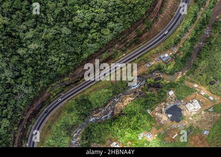 Luftaufnahme der Jui Road, aufgenommen von Drone Stockfoto