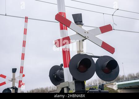 St. Andrew's Cross an einem Bahnübergang, was darauf hinweist, dass es eine einzige Bahnstrecke gibt Stockfoto