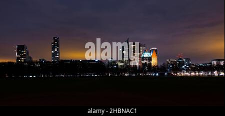 Panoramablick auf die Skyline von Den Haag, Niederlande bei Nacht, vom Park Malieveld im Zentrum der Stadt aus gesehen. Stockfoto