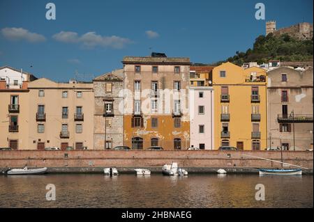 BOSA, ITALIEN - 09. Feb 2021: Blick über die Stadt Bosa und ihre mittelalterliche Burg am Fluss Temo auf Sardinien