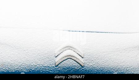 Moskau, Russland - 14. Dezember 2021: Winter, Motorhaube mit Frost bedeckt mit Markenlogo von CROROEN, Nahaufnahme. Französisches Automobilunternehmen, das sich mit der Automobilbranche beschäftigt Stockfoto