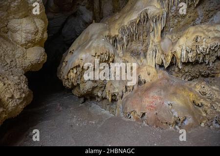 GOSHUTE CANYON, USA - 03. Nov 2021: Narben an der Oberfläche von Formationen im Untergrund des Höhlensystems der Goshute Cave schreiben. Stockfoto