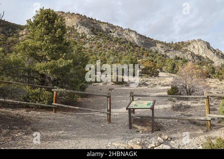 GOSHUTE CANYON, USA - Nov 03, 2021: Der Dirt Trail zur Goshute Cave ist eine abgeschiedene Wanderung im ländlichen Hinterland im Osten Nevadas, die durch Pub führt Stockfoto