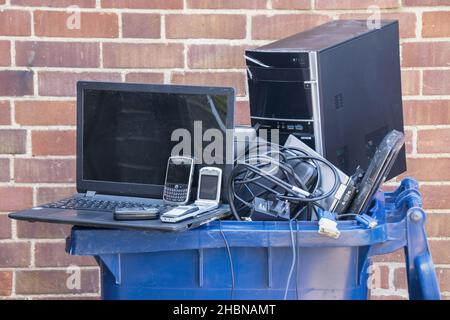 Alte Computerhardware und mobile Geräte werden in einen Recycling-Behälter gegeben. Hochwertige Fotos Stockfoto