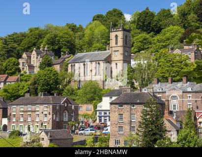 Blick über die Ironbridge Gorge mit St. Lukes Kirche. Historische Stadt mit der ersten eisernen Brücke der Welt. Hochwertige Fotos Stockfoto