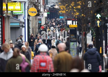 London, Großbritannien. 18th Dez 2021. Heute ist es auf der Oxford Street in London sehr voll, nur noch eine Woche vor Weihnachten. Die neue Omicron-Variante Covid-19 scheint die Menschen nicht davon abgehalten zu haben, sich von der Hauptstadt fernzuhalten. London on December 18, 2021 Kredit: Paul Marriott/Alamy Live News Stockfoto