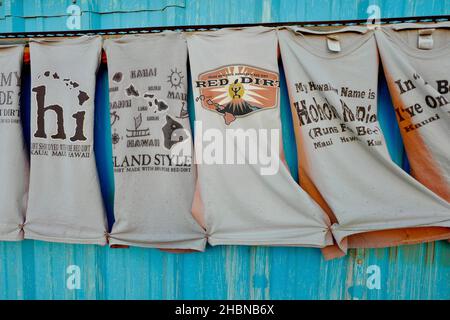 T-Shirts vor der Kauai Red Dirt Shirt Company in Port Allen Stockfoto