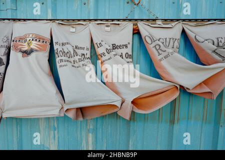 T-Shirts vor der Kauai Red Dirt Shirt Company in Port Allen Stockfoto