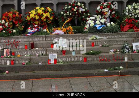 Berlin, Deutschland. 19th Dez 2021. (12/19/2021) Berlin: Blumen, Kränze und Kerzen für die Opfer des Breitscheidplatzes. (Foto: Simone Kuhlmey/Pacific Press/Sipa USA) Quelle: SIPA USA/Alamy Live News Stockfoto