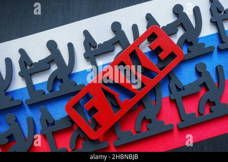 Word Fake, Figuren mit Computern auf russischer Flagge. Stockfoto